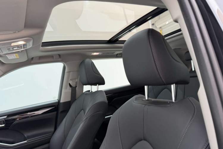 Used Toyota Highlander 2023 2.5L Smart Electric Hybrid Dual-Motor All-Wheel-Drive Luxury 7-Seater Headliner