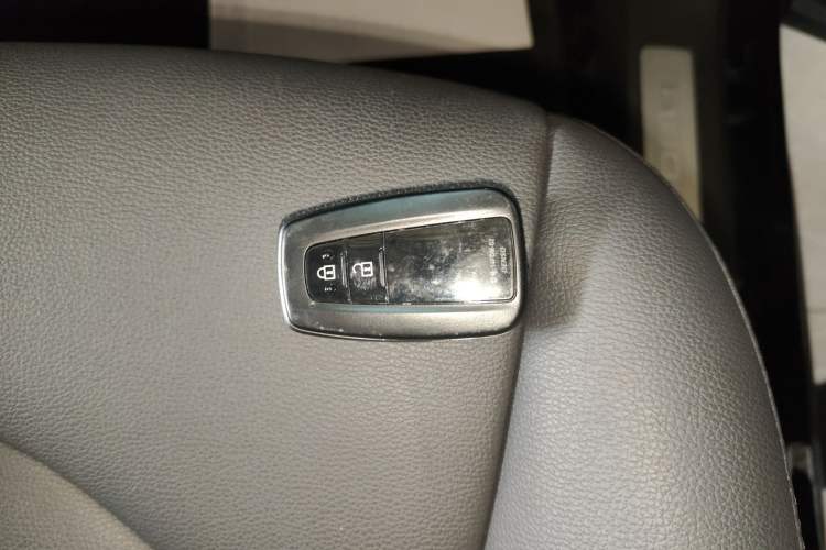 Used Toyota Highlander 2023 2.5L Smart Electric Hybrid Dual-Motor All-Wheel-Drive Luxury 7-Seater Interior 1
