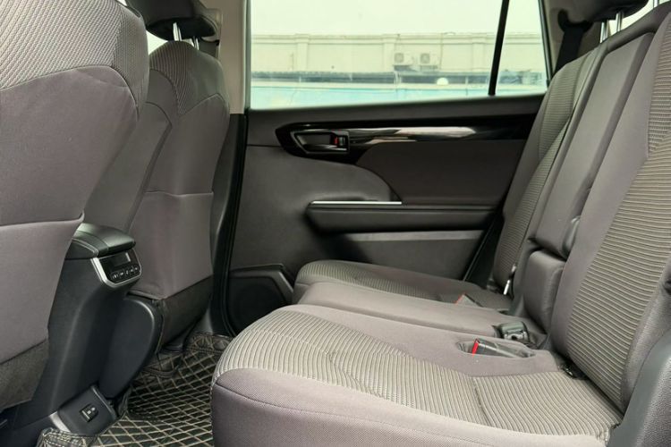 Used Toyota Highlander 2023 2.5L Smart Electric Hybrid Dual-Engine Two-Wheel Drive Elite Version 5 Seats Interior 1
