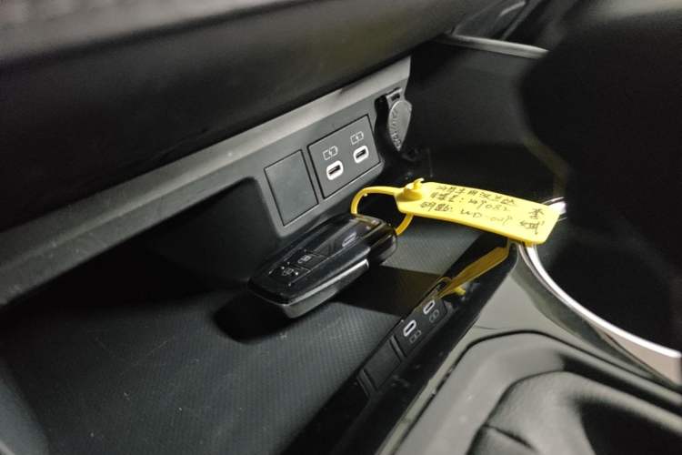 Used Toyota Highlander 2023 2.5L Smart Electric Hybrid Dual-Motor All-Wheel-Drive Luxury 7-Seater Interior 1
