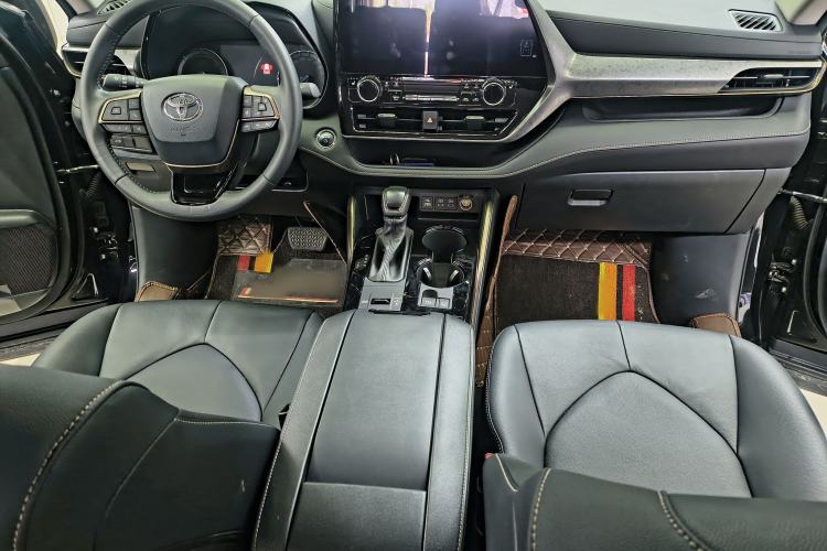Used Toyota Highlander 2023 2.5L Smart Electric Hybrid Dual-Engine 4x4 Knight Edition 7 Seats Interior 1