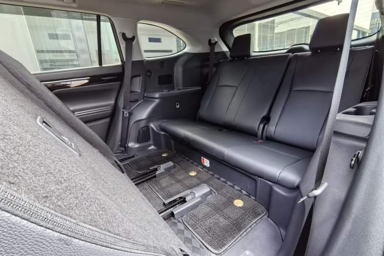 Used Toyota Highlander 2023 2.5L Smart Electric Hybrid Dual-Motor All-Wheel-Drive Luxury 7-Seater Interior 10