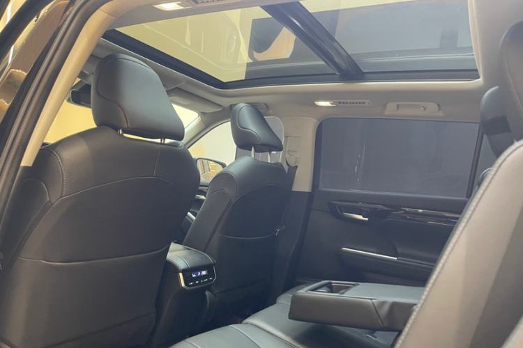 Used Toyota Highlander 2023 2.5L Smart Electric Hybrid Dual-Engine Four-Wheel Drive Prestige Version – 7 Seats Interior 10