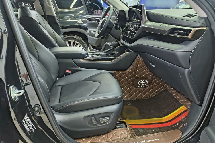 Used Toyota Highlander 2023 2.5L Smart Electric Hybrid Dual-Engine 4x4 Knight Edition 7 Seats Interior 10