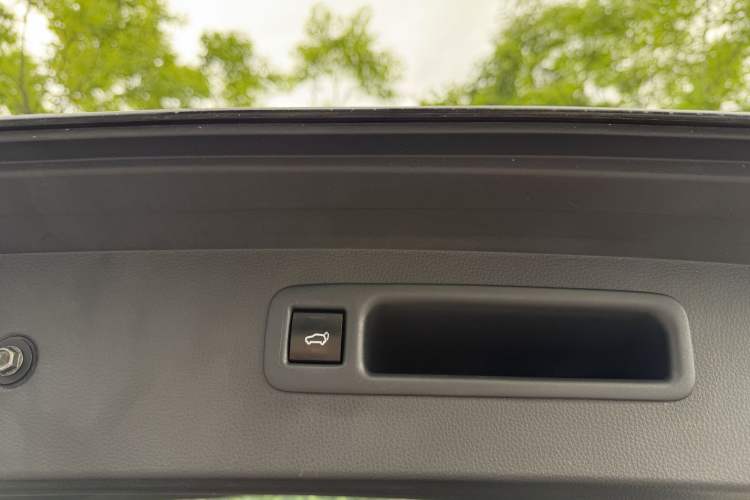 Used Toyota Highlander 2023 2.5L Smart Electric Hybrid Dual-Motor All-Wheel-Drive Luxury 7-Seater Interior 11