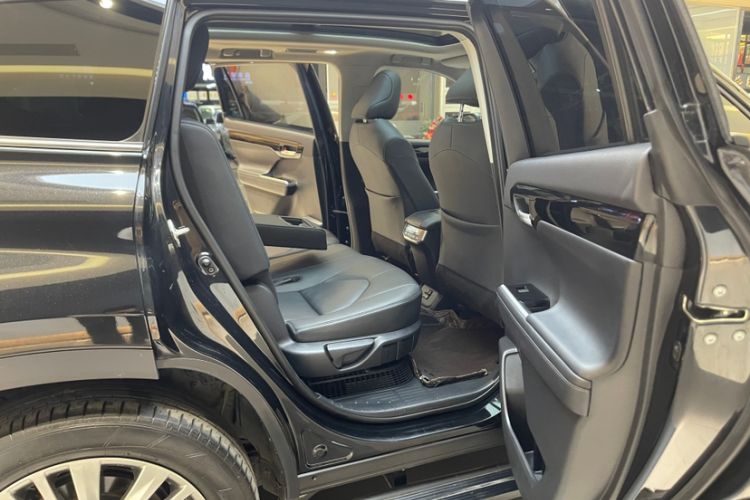 Used Toyota Highlander 2023 2.5L Smart Electric Hybrid Dual-Engine Four-Wheel Drive Prestige Version – 7 Seats Interior 12
