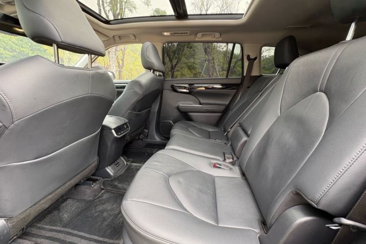 Used Toyota Highlander 2023 2.5L Smart Electric Hybrid Dual-Engine Four-Wheel Drive Prestige Version – 7 Seats Interior 2