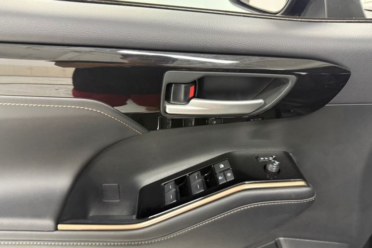Used Toyota Highlander 2023 2.5L Smart Electric Hybrid Dual-Engine 4x4 Knight Edition 7 Seats Interior 2