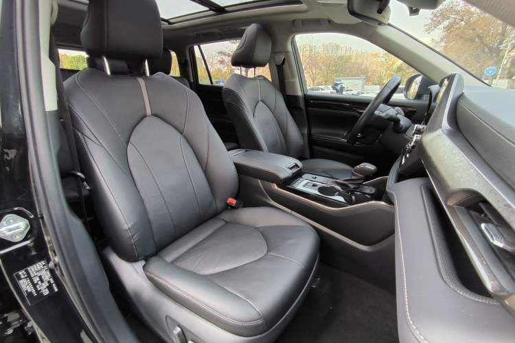 Used Toyota Highlander 2023 2.5L Smart Electric Hybrid Dual-Engine 4x4 Knight Edition 7 Seats Interior 2
