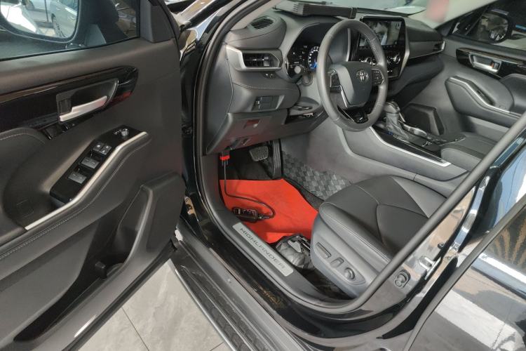 Used Toyota Highlander 2023 2.5L Smart Electric Hybrid Dual-Motor All-Wheel-Drive Luxury 7-Seater Interior 3