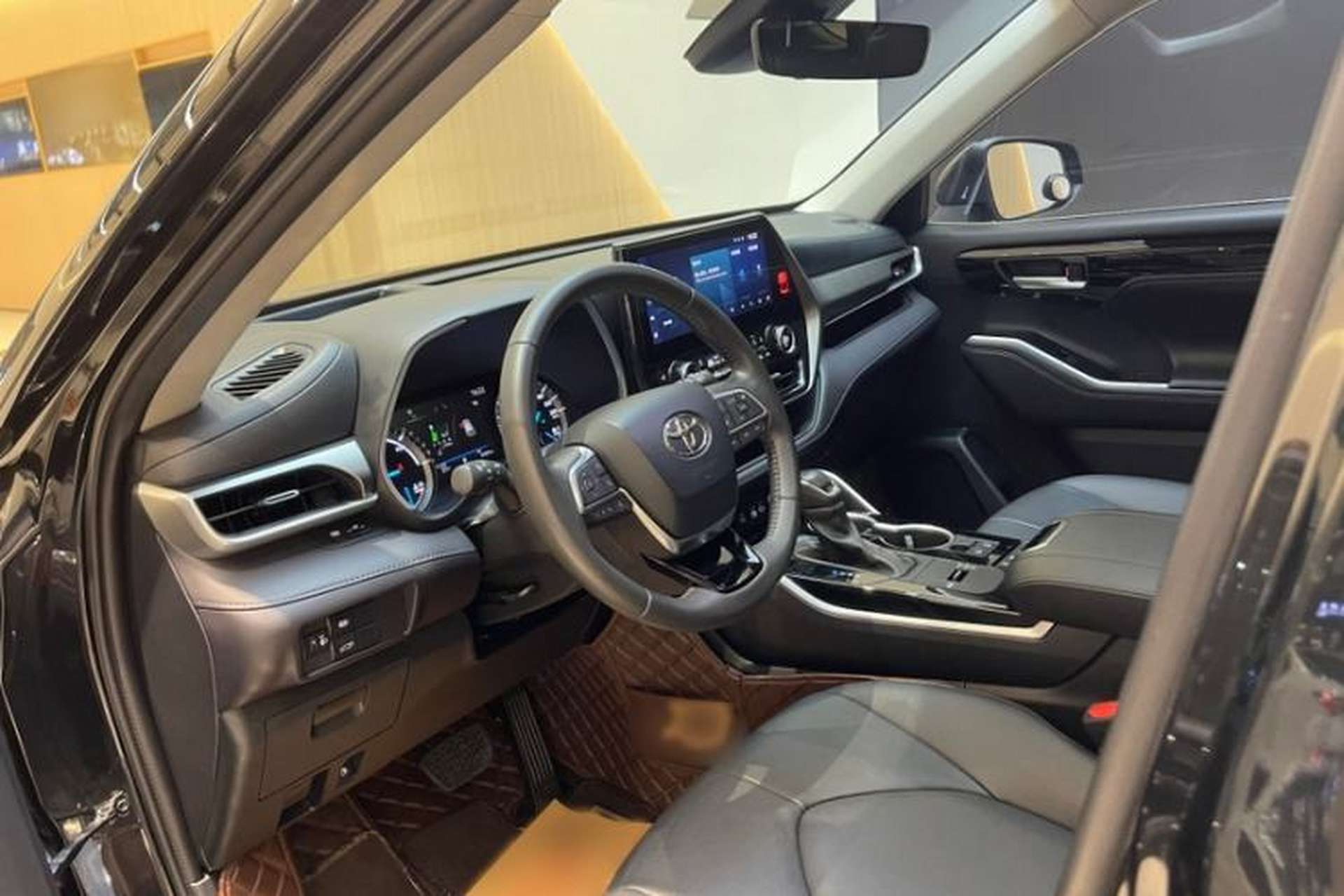 Used Toyota Highlander 2023 2.5L Smart Electric Hybrid Dual-Engine Four-Wheel Drive Prestige Version – 7 Seats Interior 3