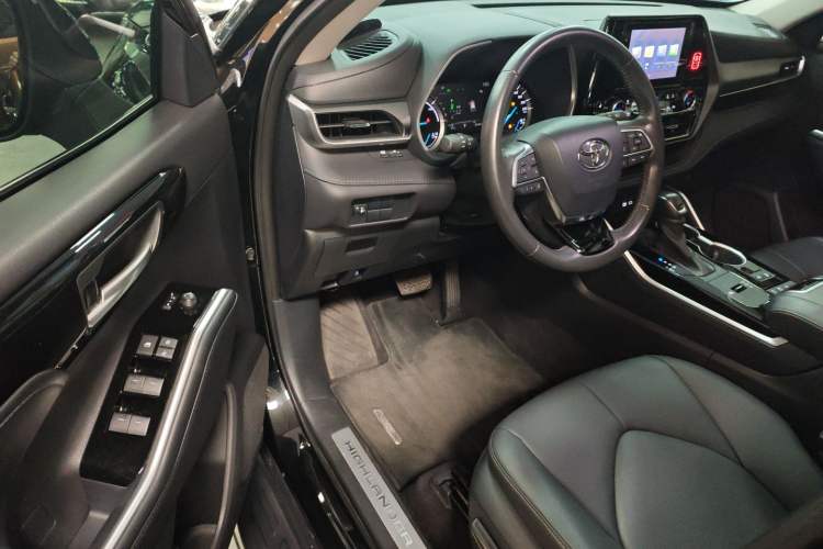 Used Toyota Highlander 2023 2.5L Smart Electric Hybrid Dual-Motor All-Wheel-Drive Luxury 7-Seater Interior 3
