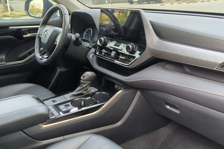 Used Toyota Highlander 2023 2.5L Smart Electric Hybrid Dual-Engine 4x4 Knight Edition 7 Seats Interior 3