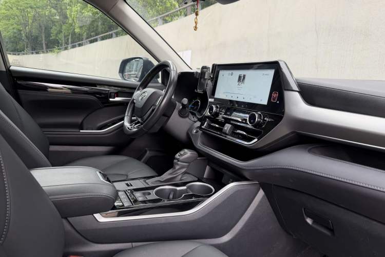 Used Toyota Highlander 2023 2.5L Smart Electric Hybrid Dual-Motor All-Wheel-Drive Luxury 7-Seater Interior 3