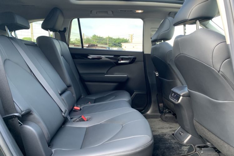 Used Toyota Highlander 2023 2.5L Smart Electric Hybrid Dual-Engine Four-Wheel Drive Prestige Version – 7 Seats Interior 3