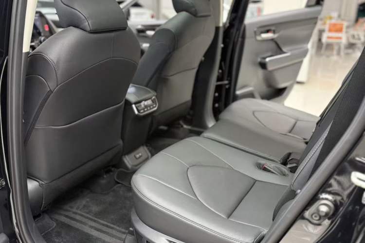 Used Toyota Highlander 2023 2.5L Smart Electric Hybrid Dual-Engine Four-Wheel Drive Prestige Version – 7 Seats Interior 4