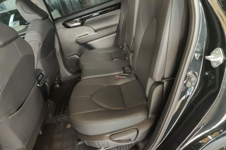 Used Toyota Highlander 2023 2.5L Smart Electric Hybrid Dual-Motor All-Wheel-Drive Luxury 7-Seater Interior 4