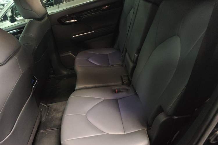 Used Toyota Highlander 2023 2.5L Smart Electric Hybrid Dual-Motor All-Wheel-Drive Luxury 7-Seater Interior 4