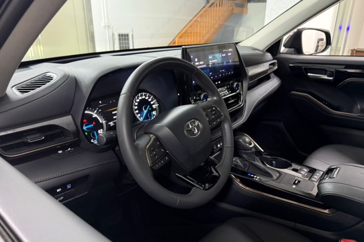 Used Toyota Highlander 2023 2.5L Smart Electric Hybrid Dual-Engine 4x4 Knight Edition 7 Seats Interior 4