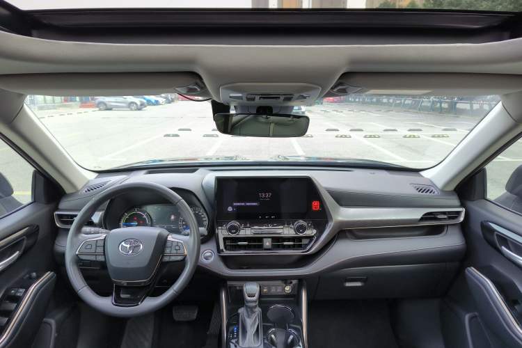 Used Toyota Highlander 2023 2.5L Smart Electric Hybrid Dual-Engine 4x4 Knight Edition 7 Seats Interior 4