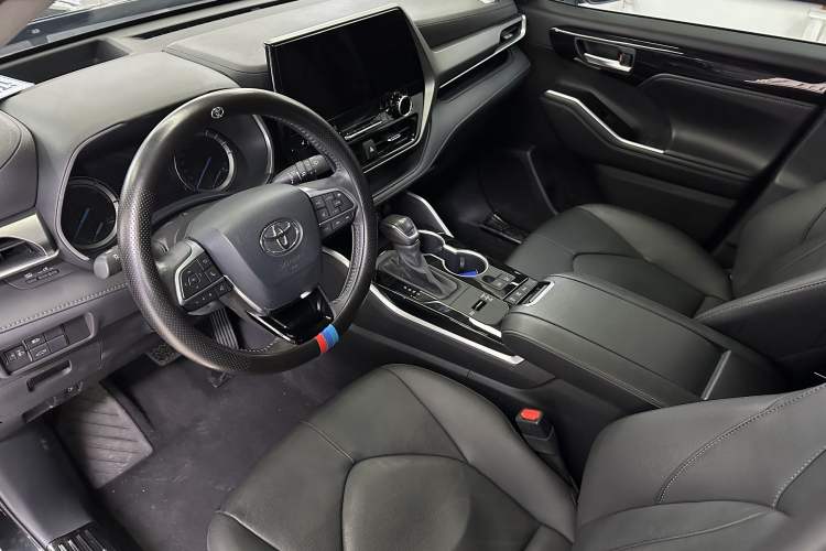 Used Toyota Highlander 2023 2.5L Smart Electric Hybrid Dual-Engine Four-Wheel Drive Prestige Version – 7 Seats Interior 4