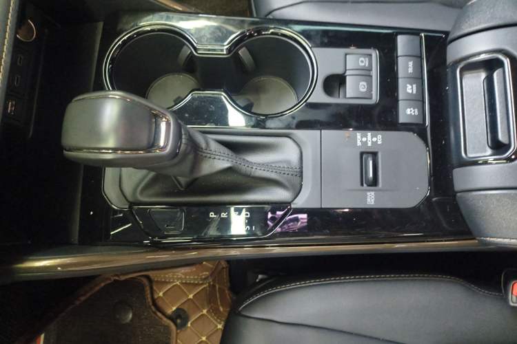 Used Toyota Highlander 2023 2.5L Smart Electric Hybrid Dual-Engine 4x4 Knight Edition 7 Seats Interior 4