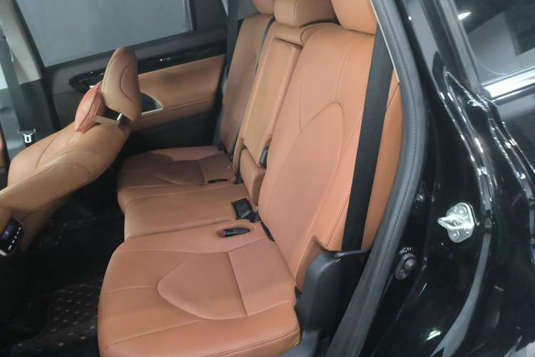 Used Toyota Highlander 2023 2.5L Smart Electric Hybrid Dual-Engine Four-Wheel Drive Prestige Version – 7 Seats Interior 4