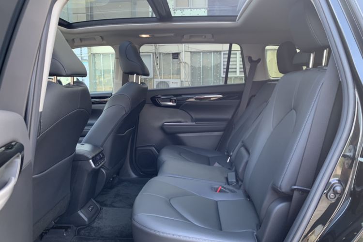 Used Toyota Highlander 2023 2.5L Smart Electric Hybrid Dual-Engine Four-Wheel Drive Prestige Version – 7 Seats Interior 4