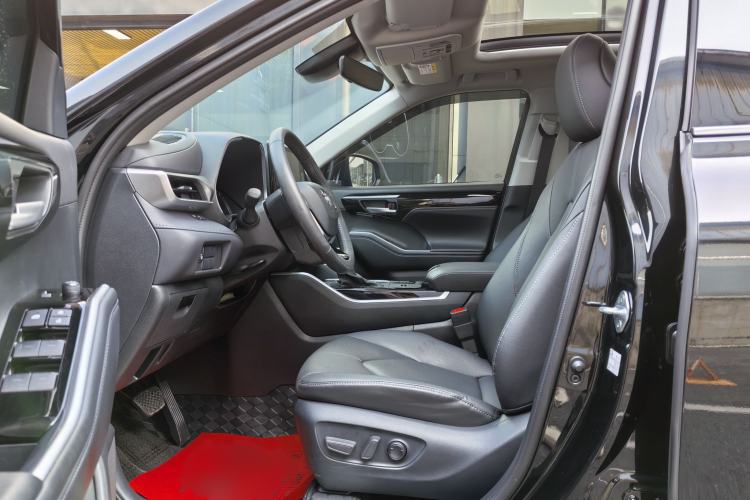 Used Toyota Highlander 2023 2.5L Smart Electric Hybrid Dual-Motor All-Wheel-Drive Luxury 7-Seater Interior 5