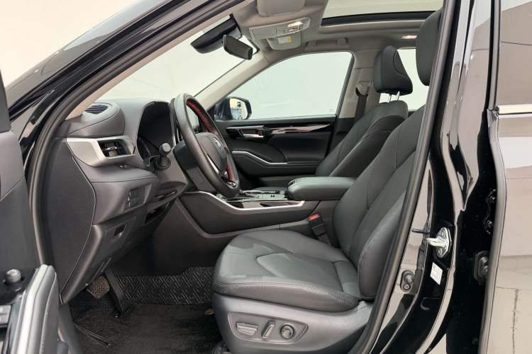 Used Toyota Highlander 2023 2.5L Smart Electric Hybrid Dual-Motor All-Wheel-Drive Luxury 7-Seater Interior 5