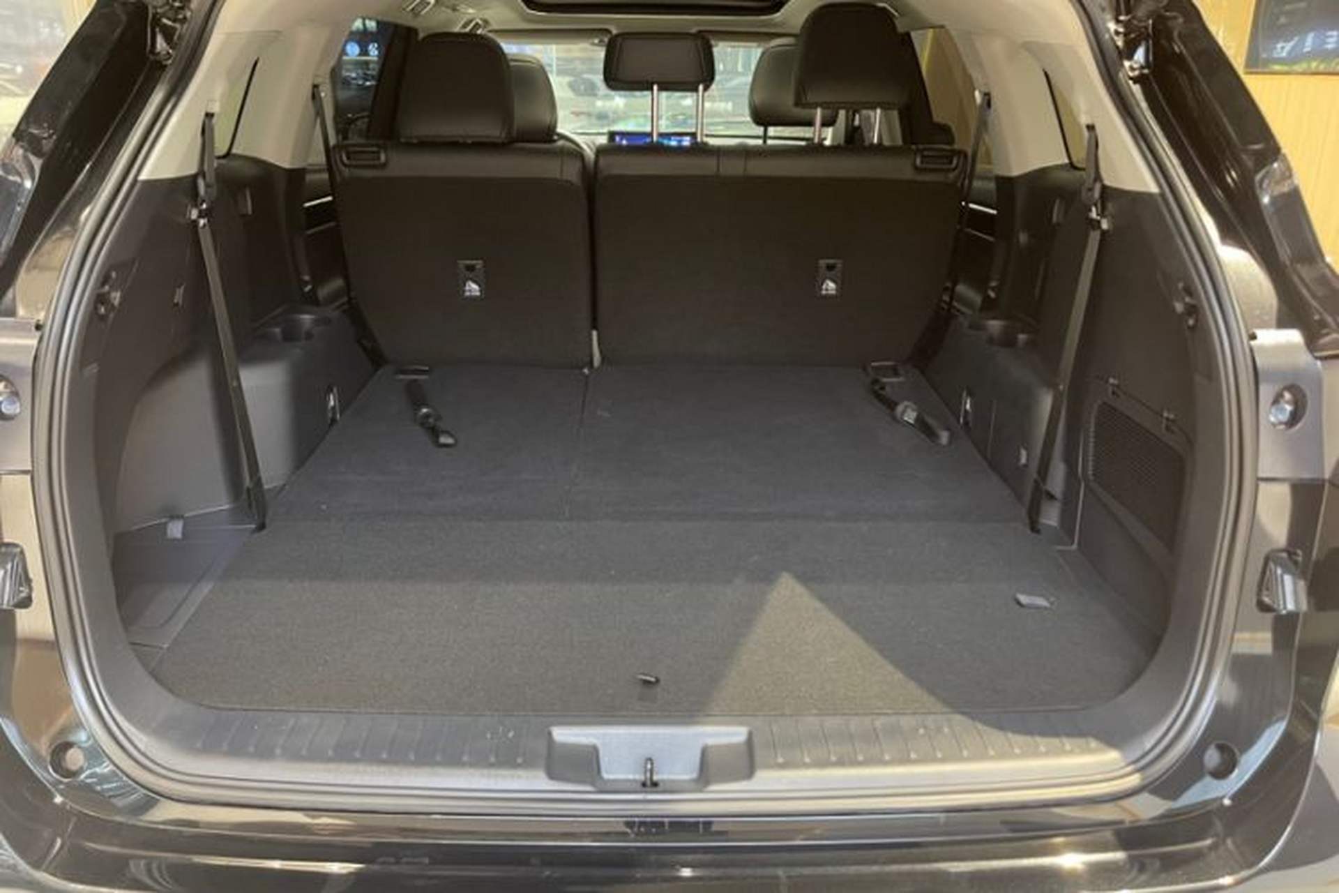Used Toyota Highlander 2023 2.5L Smart Electric Hybrid Dual-Engine Four-Wheel Drive Prestige Version – 7 Seats Interior 5