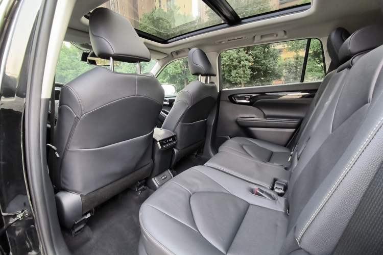 Used Toyota Highlander 2023 2.5L Smart Electric Hybrid Dual-Engine 4x4 Knight Edition 7 Seats Interior 5