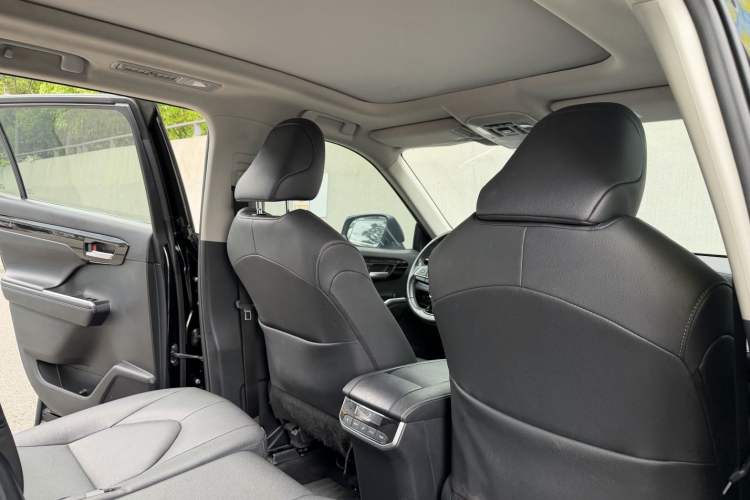 Used Toyota Highlander 2023 2.5L Smart Electric Hybrid Dual-Motor All-Wheel-Drive Luxury 7-Seater Interior 5