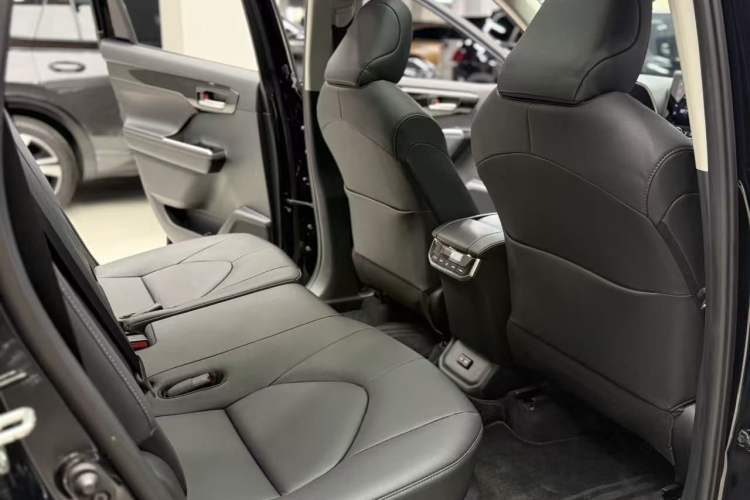 Used Toyota Highlander 2023 2.5L Smart Electric Hybrid Dual-Engine Four-Wheel Drive Prestige Version – 7 Seats Interior 6