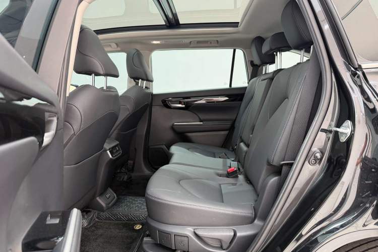 Used Toyota Highlander 2023 2.5L Smart Electric Hybrid Dual-Motor All-Wheel-Drive Luxury 7-Seater Interior 6