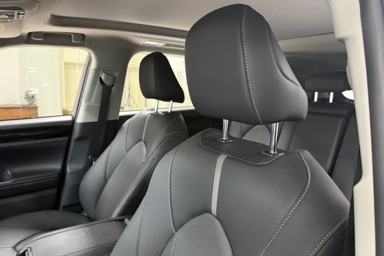 Used Toyota Highlander 2023 2.5L Smart Electric Hybrid Dual-Engine 4x4 Knight Edition 7 Seats Interior 6