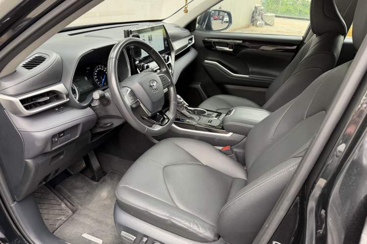 Used Toyota Highlander 2023 2.5L Smart Electric Hybrid Dual-Motor All-Wheel-Drive Luxury 7-Seater Interior 6
