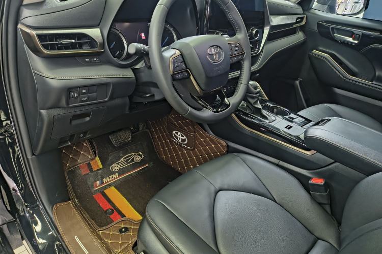 Used Toyota Highlander 2023 2.5L Smart Electric Hybrid Dual-Engine 4x4 Knight Edition 7 Seats Interior 6