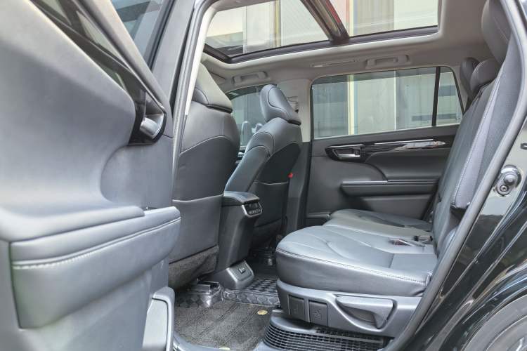 Used Toyota Highlander 2023 2.5L Smart Electric Hybrid Dual-Motor All-Wheel-Drive Luxury 7-Seater Interior 7