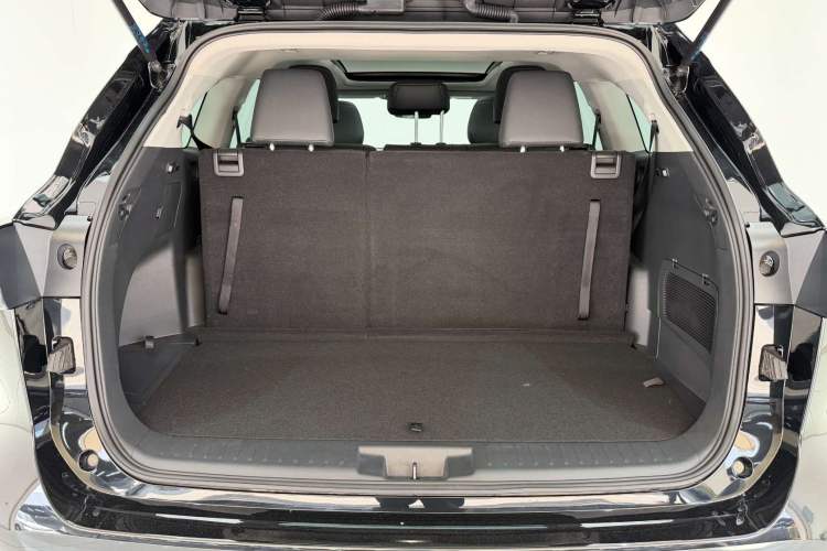 Used Toyota Highlander 2023 2.5L Smart Electric Hybrid Dual-Motor All-Wheel-Drive Luxury 7-Seater Interior 7