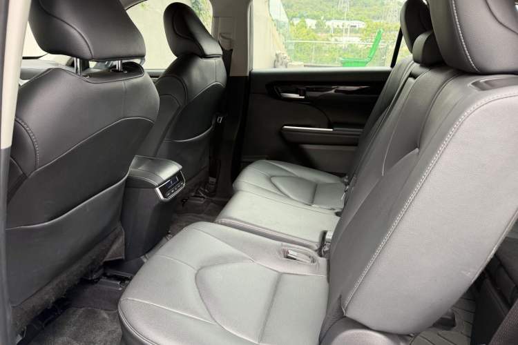 Used Toyota Highlander 2023 2.5L Smart Electric Hybrid Dual-Motor All-Wheel-Drive Luxury 7-Seater Interior 7