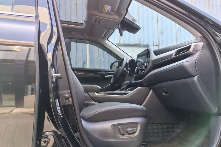 Used Toyota Highlander 2023 2.5L Smart Electric Hybrid Dual-Motor All-Wheel-Drive Luxury 7-Seater Interior 8