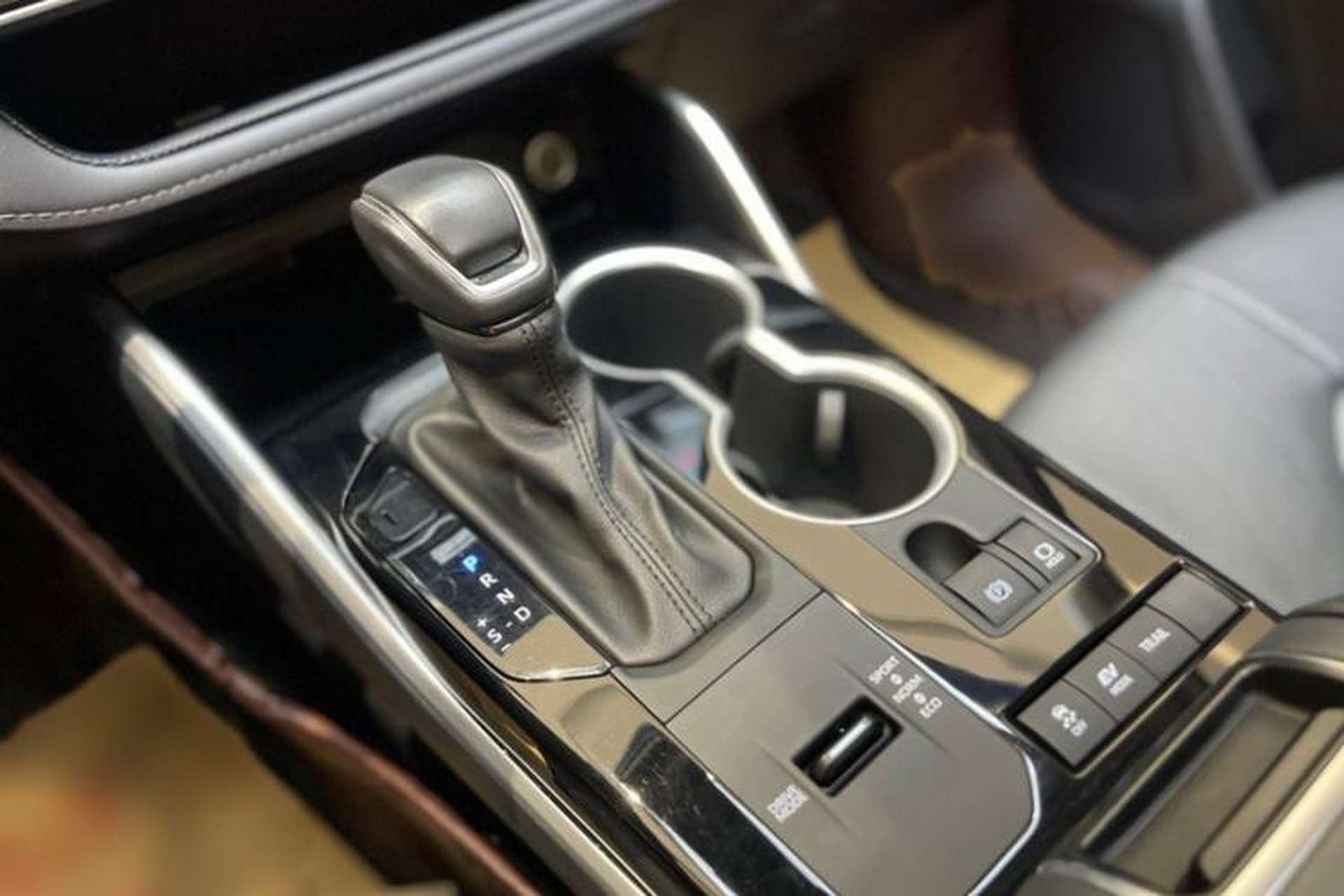 Used Toyota Highlander 2023 2.5L Smart Electric Hybrid Dual-Engine Four-Wheel Drive Prestige Version – 7 Seats Interior 8