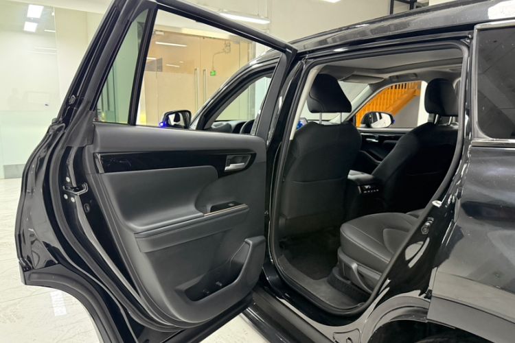 Used Toyota Highlander 2023 2.5L Smart Electric Hybrid Dual-Engine 4x4 Knight Edition 7 Seats Interior 8