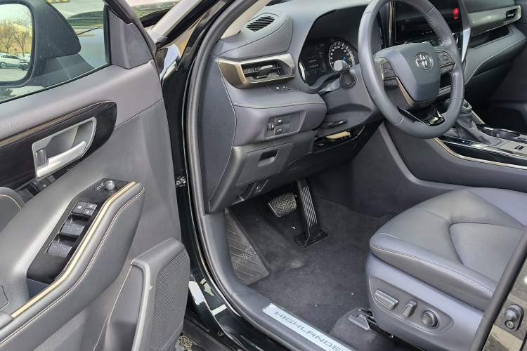 Used Toyota Highlander 2023 2.5L Smart Electric Hybrid Dual-Engine 4x4 Knight Edition 7 Seats Interior 8