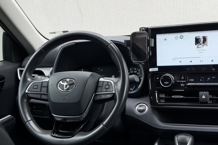 Used Toyota Highlander 2023 2.5L Smart Electric Hybrid Dual-Motor All-Wheel-Drive Luxury 7-Seater Interior 8