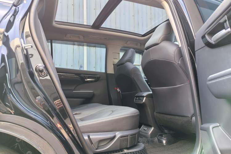 Used Toyota Highlander 2023 2.5L Smart Electric Hybrid Dual-Motor All-Wheel-Drive Luxury 7-Seater Interior 9