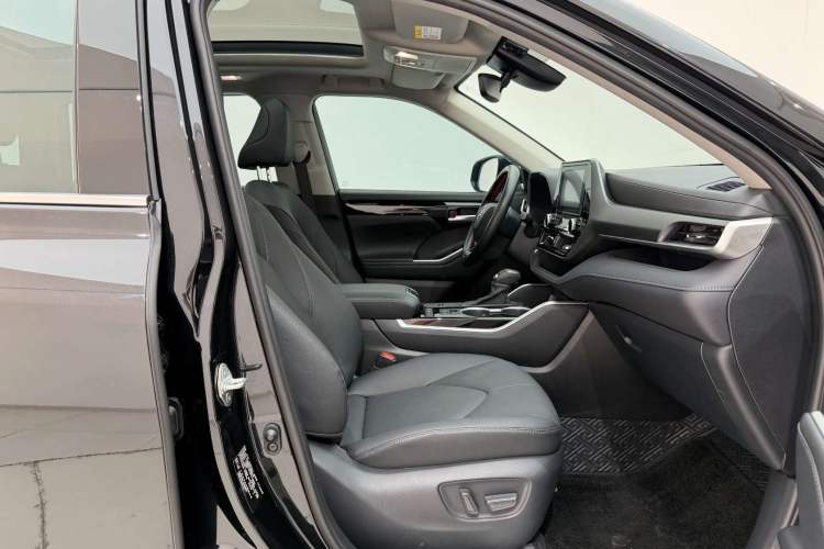 Used Toyota Highlander 2023 2.5L Smart Electric Hybrid Dual-Motor All-Wheel-Drive Luxury 7-Seater Interior 9