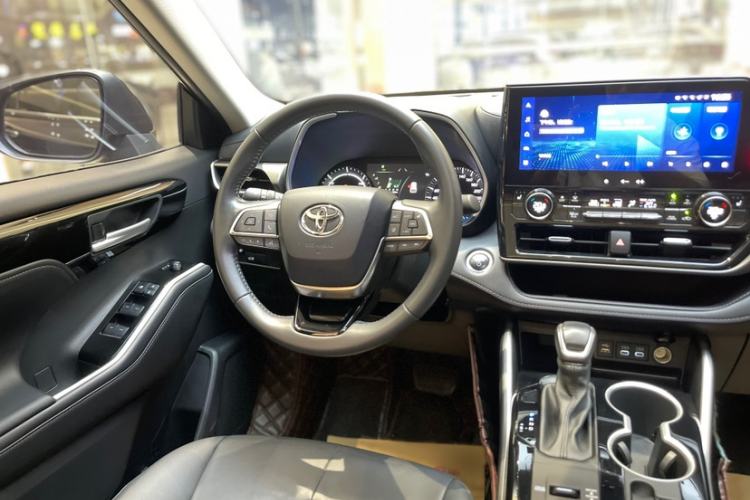 Used Toyota Highlander 2023 2.5L Smart Electric Hybrid Dual-Engine Four-Wheel Drive Prestige Version – 7 Seats Interior 9
