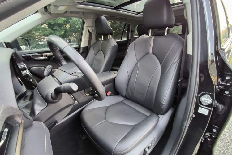 Used Toyota Highlander 2023 2.5L Smart Electric Hybrid Dual-Engine 4x4 Knight Edition 7 Seats Interior 9